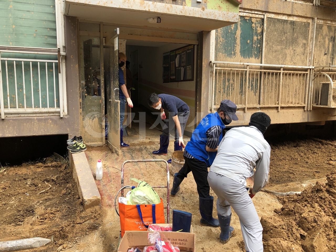 상문동 주민센터 직원과 상문동 단체 회원 40여명이 태풍 ‘하이선’으로 피해를 입은 삼오르네상스 아파트 현장을 찾아 복구지원 활동을 펼쳤다.