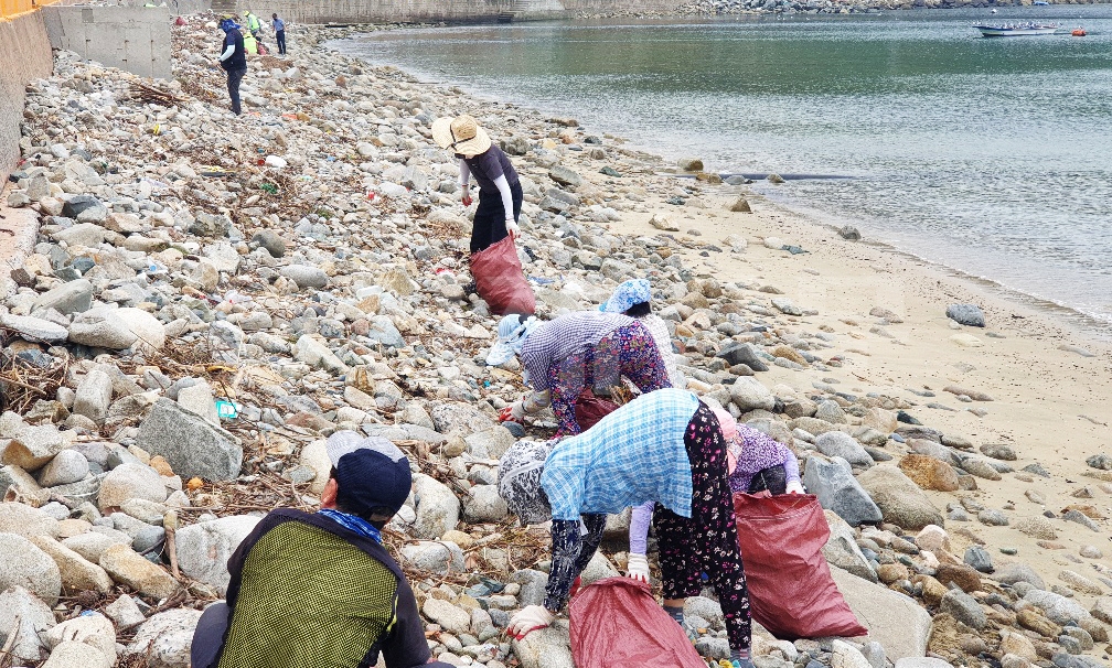 지난 11일 거제시 일운면 삼성.수정마을회 주민들이 해양쓰레기 수거작업을 벌이고 있다.