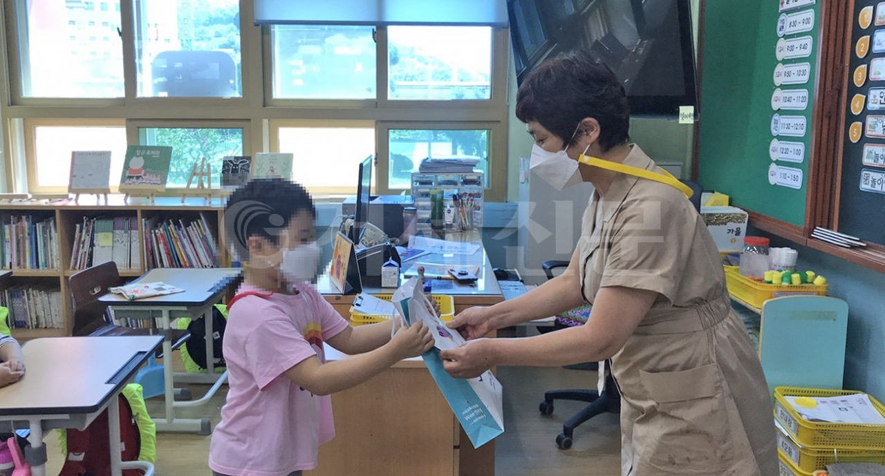 지난 14일 거제교육지원청가 장승포초등학교 1학년들에게 ‘마음힐링상자’를 전달했다.