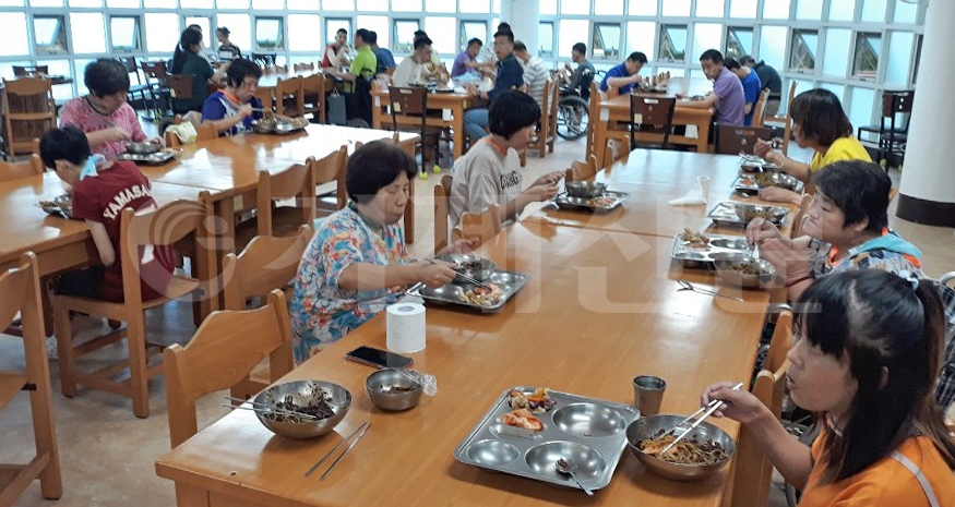 지난 12일 거제 중화요리 전문점 팔선루가 반야원에 자장면과 탕수육 80인분을 지원했다.