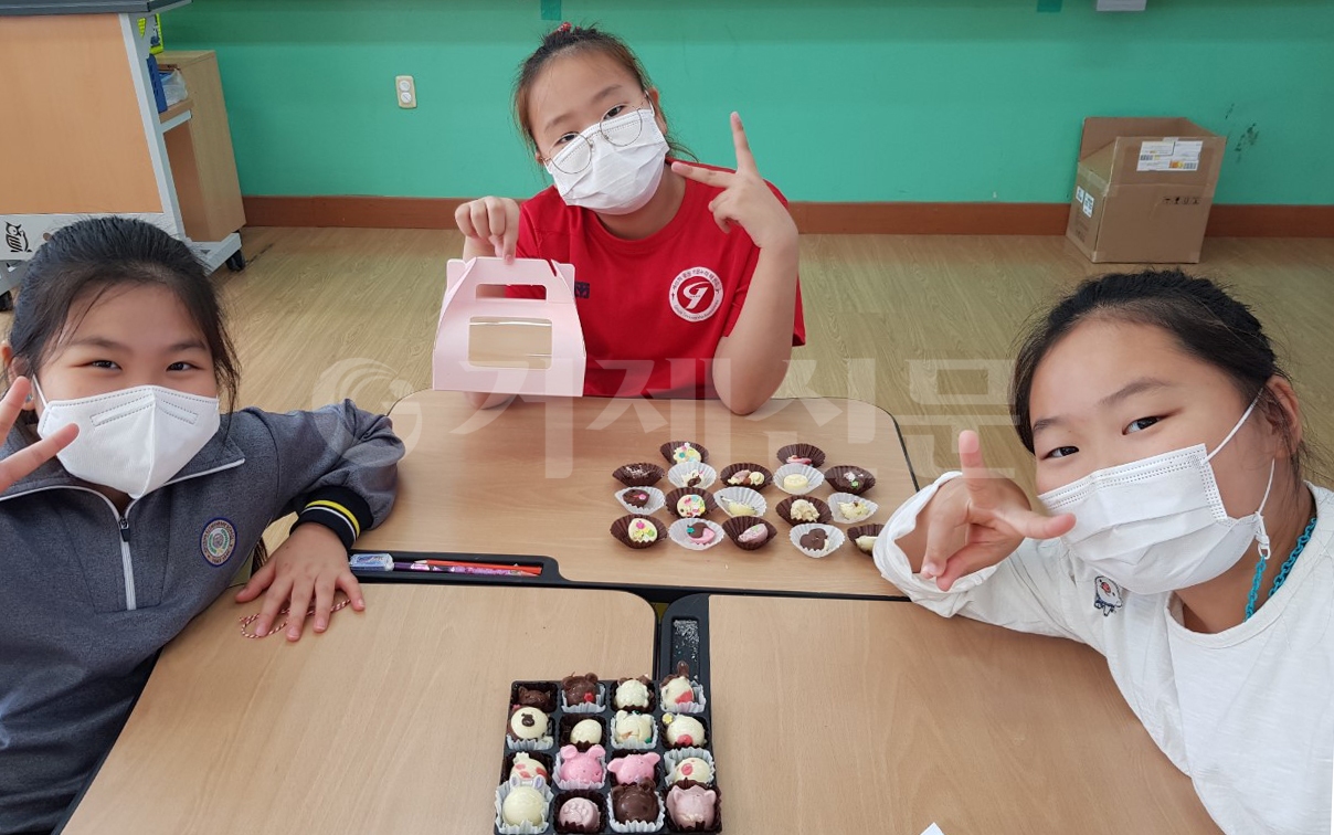 지난 25일 진로체험활동에 나선 거제 오량초등학교 4학년 학생들이 초콜릿 쇼콜라티에를 체험하고 있다.