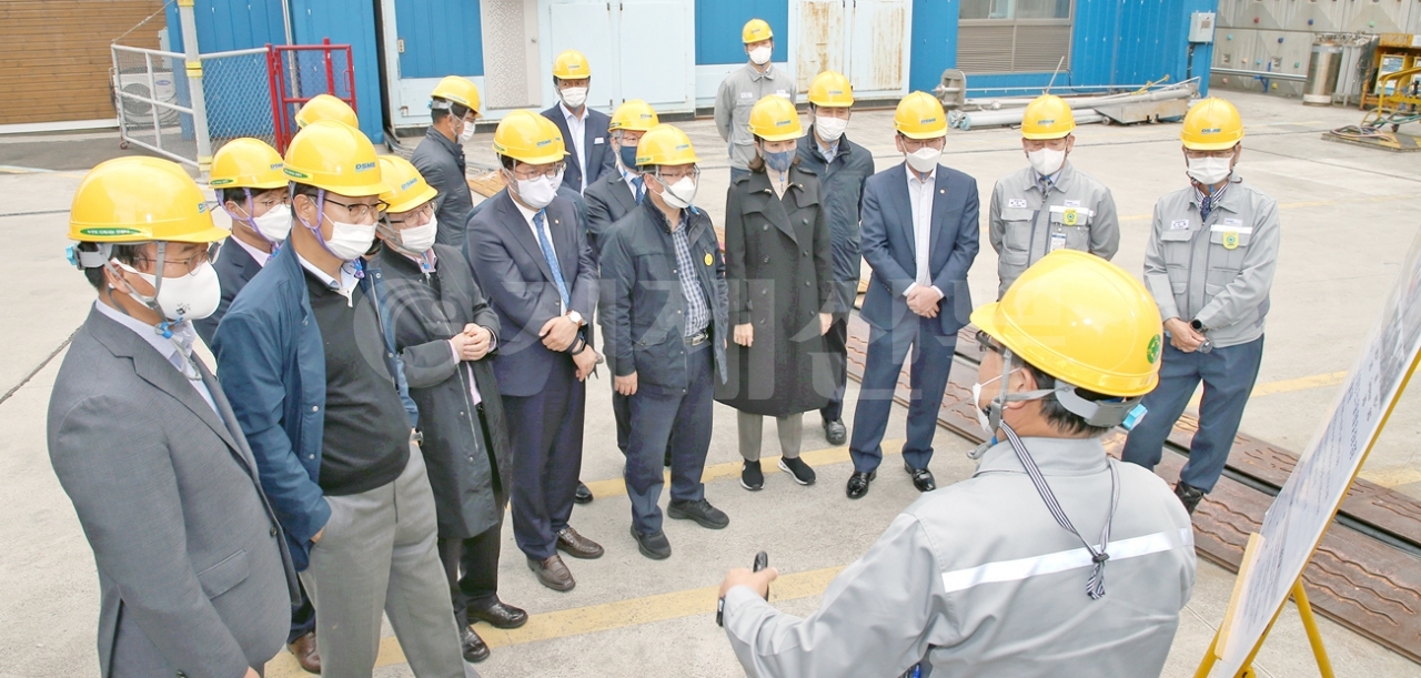 지난 6일 더불어민주당 산업통상위원회 소속 등 8명의 국회의원들이 대우조선해양을 산업 시찰했다.
