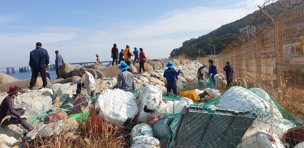 한국석유공사 직원 등 50여 명이  석유공사 일원 해안에 유입된 폐스티로폼 등 해양쓰레기  2톤을 수거하고 있다.