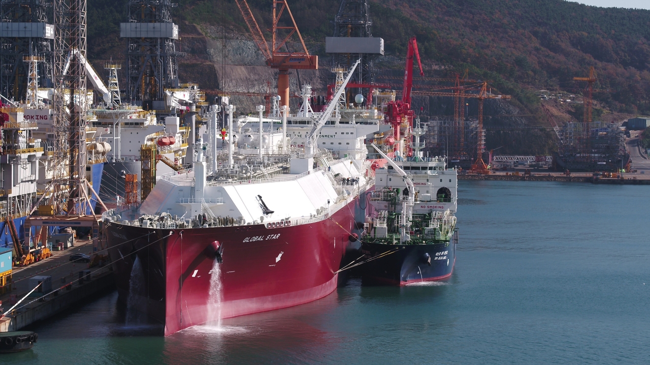 대우조선해양 옥포조선소에서 전세계 조선업계 최초로 선박 대 선박 LNG 선적작업이 이뤄졌다.