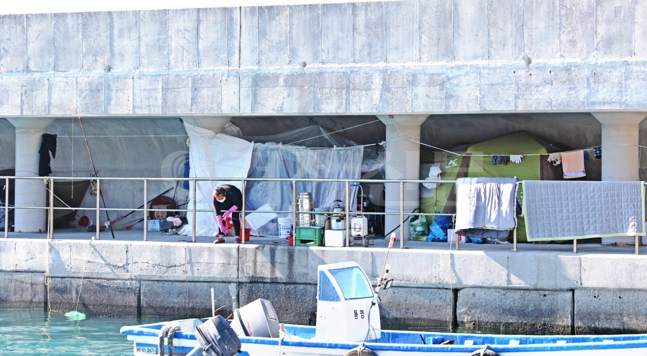 거제시 남부면 대포근포항으로 아예 몇년째 텐트를 치고 살림을 살고 있는 모습.