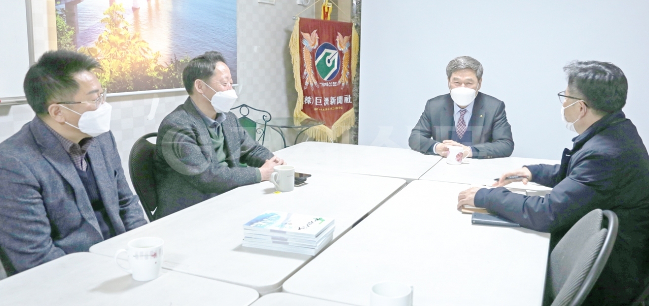 지난 4일 김창배 지부장이 거제신문을 찾아 백승태 편집국장이랑 얘기를 나누고 있다.