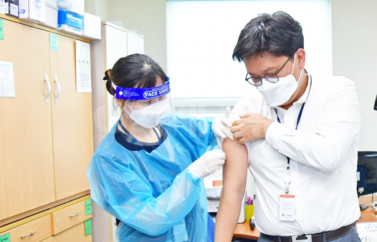 26일 오전 굿뉴스요양병원에서 이 병원 송남규 의사가 거제지역 처음으로 코로나19 백신 접종을 하고 있다.