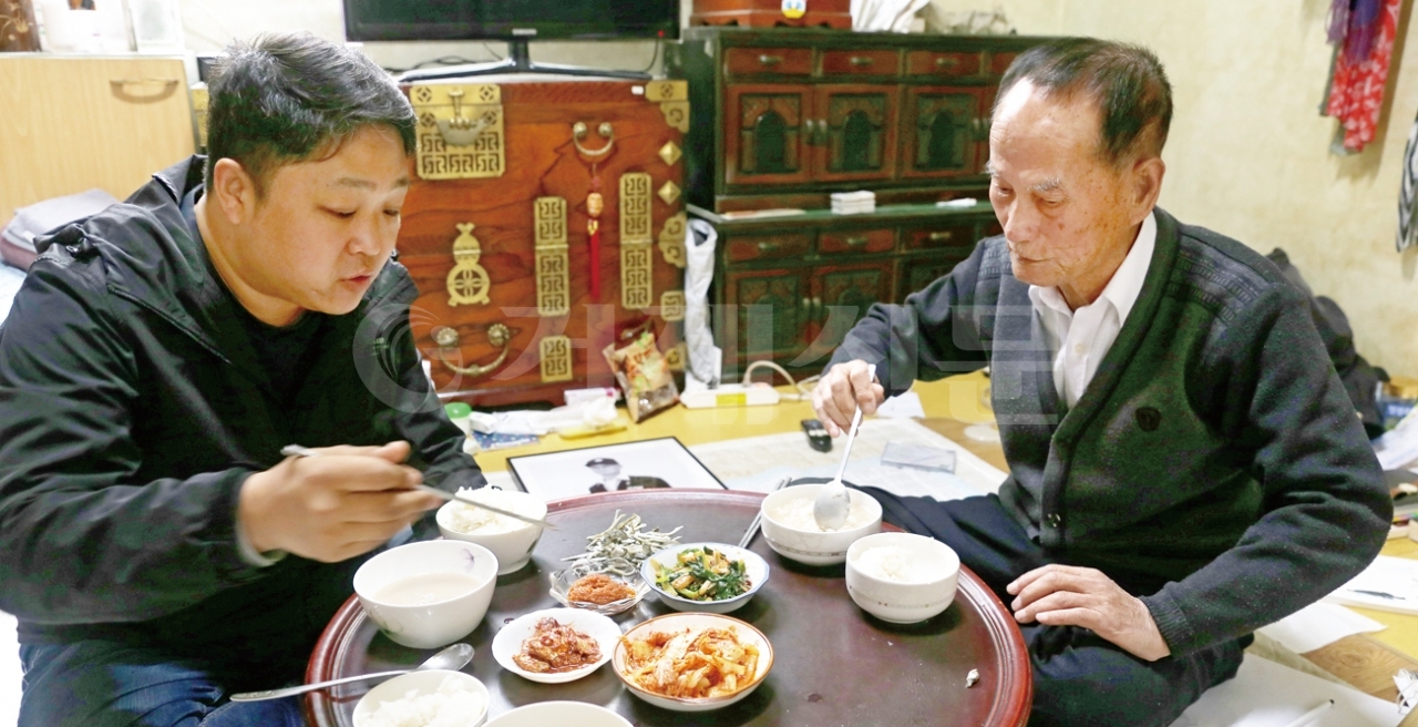 지난 4일 옥용석 어르신과 최대윤 기자가 어르신 집에서 점심을 먹고 있다.