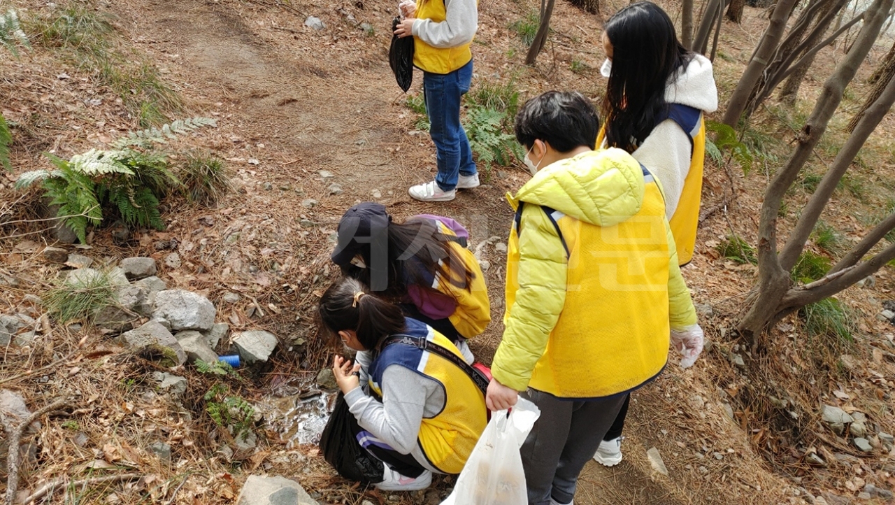지난 6일 거제시청소년수련관이 지역 청소년들과 함께 독봉산 웰빙공원 및 인근 산책로에서 쓰레기 줍기 봉사활동을 펼치고 있다.