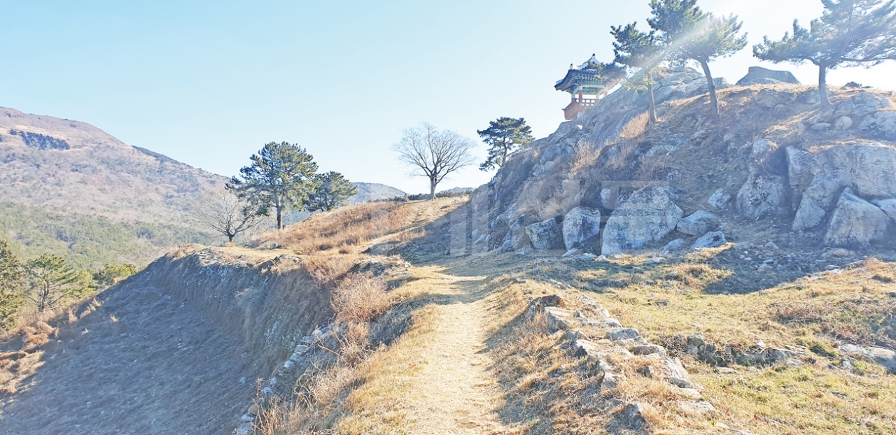 옥산성은 삼국시대부터 고려·조선의 성곽 기록이 모두 나타나고 있는 역사가치가 아주 높은 산성이다. 사진은 북쪽벽과 금성루다.