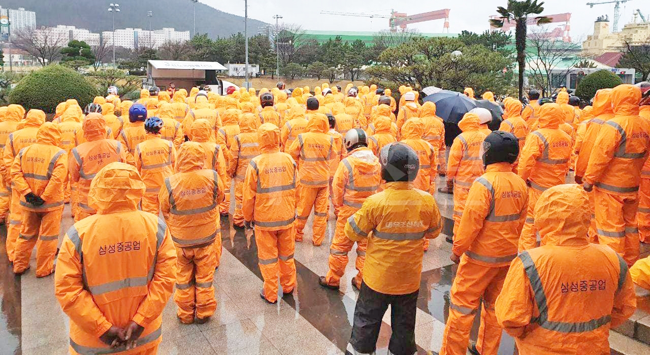 삼성중공업 사내 도장업체에서 파워그라인더 작업을 하는 하청노동자들의 집회 모습.