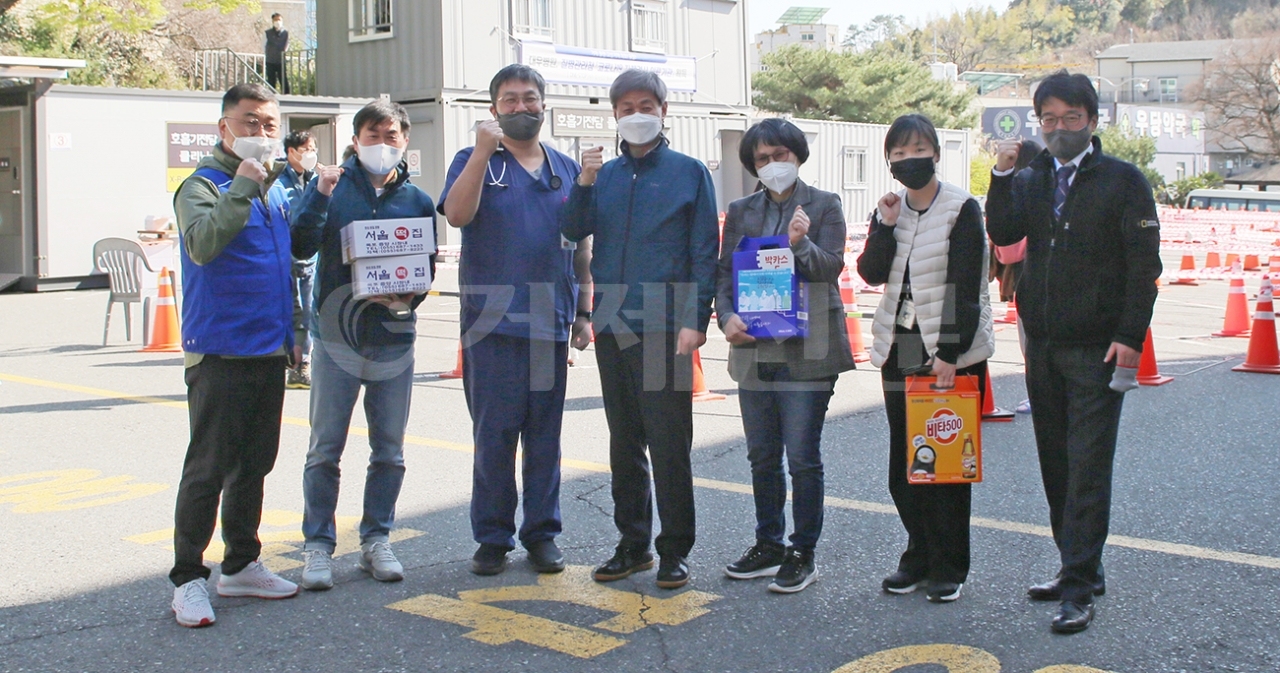 지난 22일 옥포종합사회복지관이 거제지역 선별진료소 5곳의 의료진을 응원하는 응원키트를 전달했다.