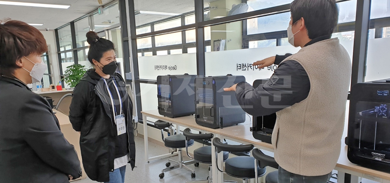 지난 23일 거제청소년수련관 거제메이커센터 3층 교육장에서 일반인을 대상으로 진행된 ‘3D 프린터 장비트레이닝’ 교육 모습.