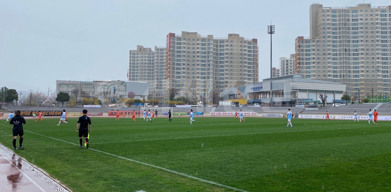 지난 3일 오후 2시 경기도 포천시 포천종합운동장에서 열린 2021 K4리그 거제시민축구단의 3차전 포천시민축구단과의 경기 모습.