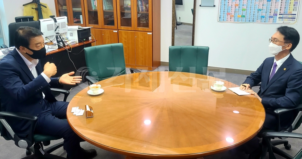 지난 19일 임재현 관세청장(사진 오른쪽)과 면담중인 서일준 국회의원.
