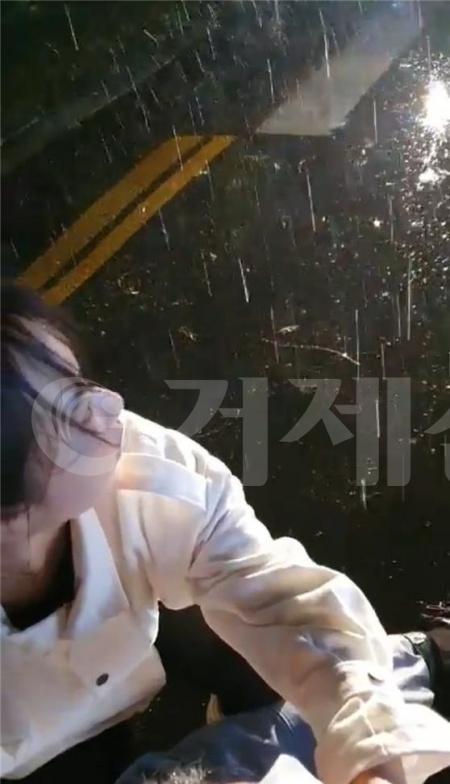 사고 현장에서 비를 맞으며 지혈하고 있는 김환희 간호사, 사진은 현장에서 우산을 씌워준 시민이 촬영한 것으로 알려졌다.