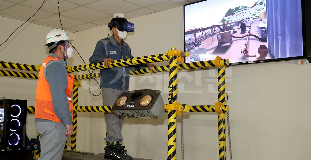 삼성중공업에서 사용되고 있는 VR장비를 활용한 안전체험 장면.