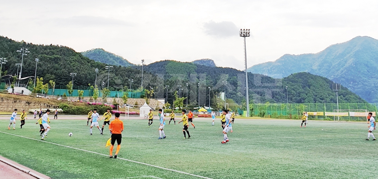 지난 1일 거제시민축구단과 춘천시민축구단과의 경기 모습.