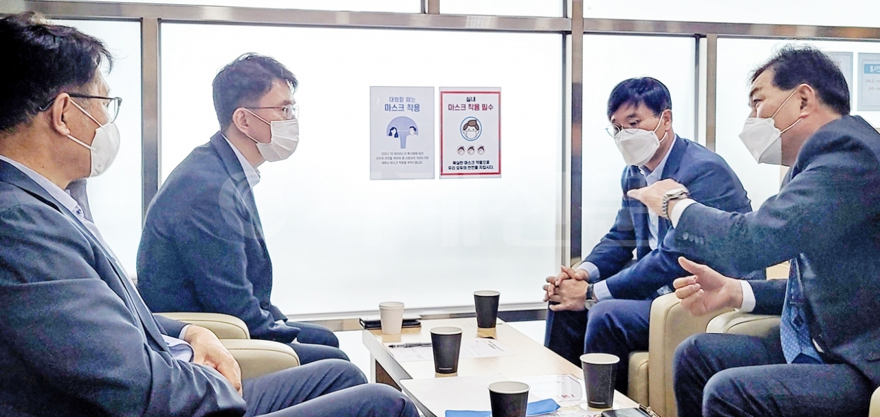 변광용 시장이 서울역 부울경 비즈니스라운에서 박종원 경남도 경제부지사를 만나 AI 융합형 조선기술인력 양성이 필수적임을 설명하고 있다.