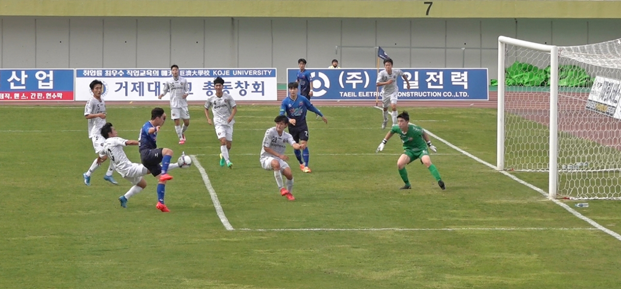 지난 19일 거제시민축구단이 거제종합운동장에서 서울중랑구민축구단을 상대로 3대0으로 승리했다. 사진은 상대팀 골문 앞에서 골을 넣기 직전 모습.