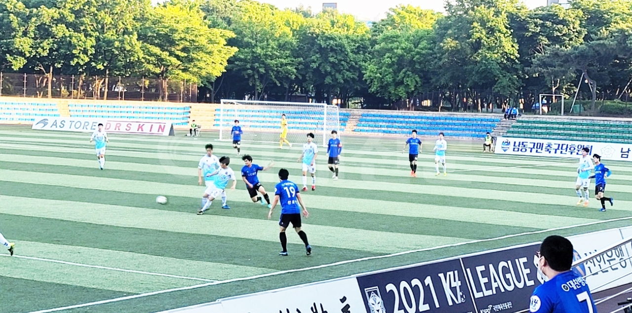 지난 5일 인천 남동글닌체육공원에서 열린 거제시민축구단과 인천남동구민축구단의 K4리그 14라운드 경기 모습.
