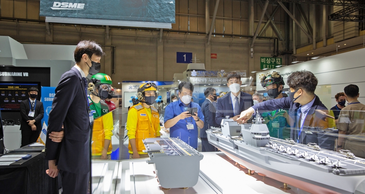 부산에서 열리고 있는 국제해양방위산업전에서 대우조선해양 홍보관을 방문한 관람객들이 한국형 경항공모함 모델을 관람하고 있다.