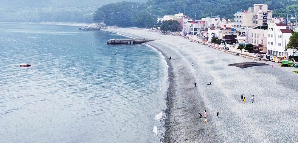오는 7월3일 개장하는 동부면 '학동흑진주몽돌해변' 모습.