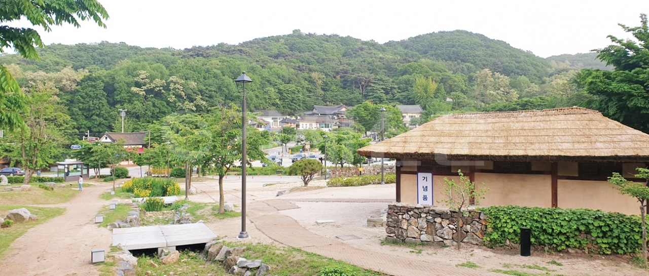 국내 최대 규모의 산성인 남한산성 내부는 현재 '남한산성세계유산센터'를 비롯해 다양한 시설과 문화공간이 공존하는 곳이다.