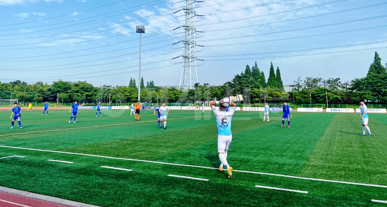 지난 19일 시흥시에서 진행된 ‘2021 K4리그 16라운드’ 거제시민축구단과 시흥시민축구단과 경기 모습.