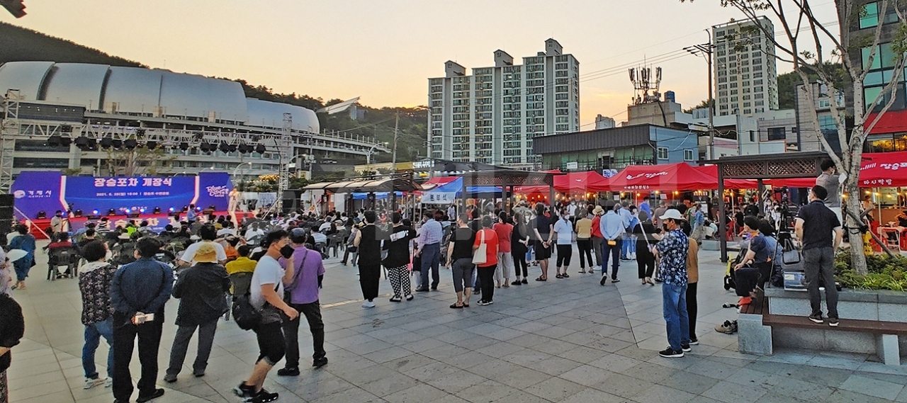 지난 28일 '장승포차' 개장식에서 시민들이 공연과 포차 음식을 즐기고 있다.