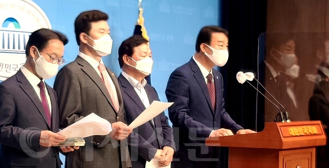 국민의힘 경남지역 국회의원들이 국회 소통관에서 기자회견을 하고 있다 (좌로부터 조해진·윤영석·박완수·서일준 의원.