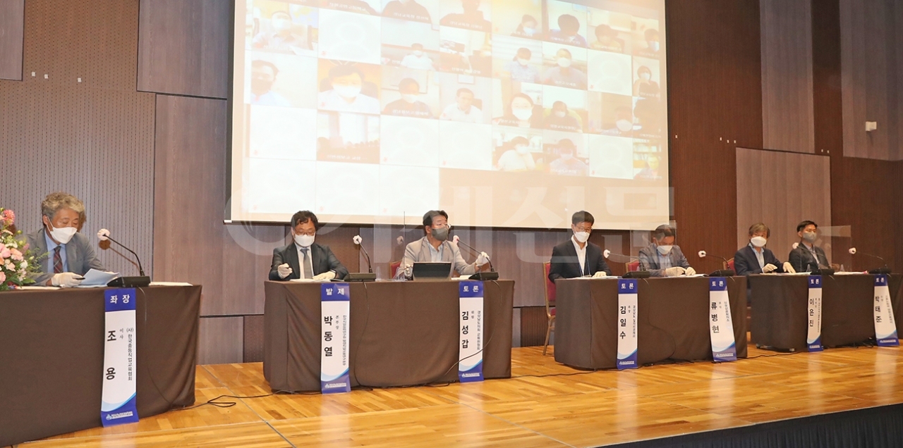 20일 경남도교육청이 창원컨벤션센터에서 진행한  ‘지역 협업을 통한 특성화고 인재양성방안 포럼’ 발제 토론자들.