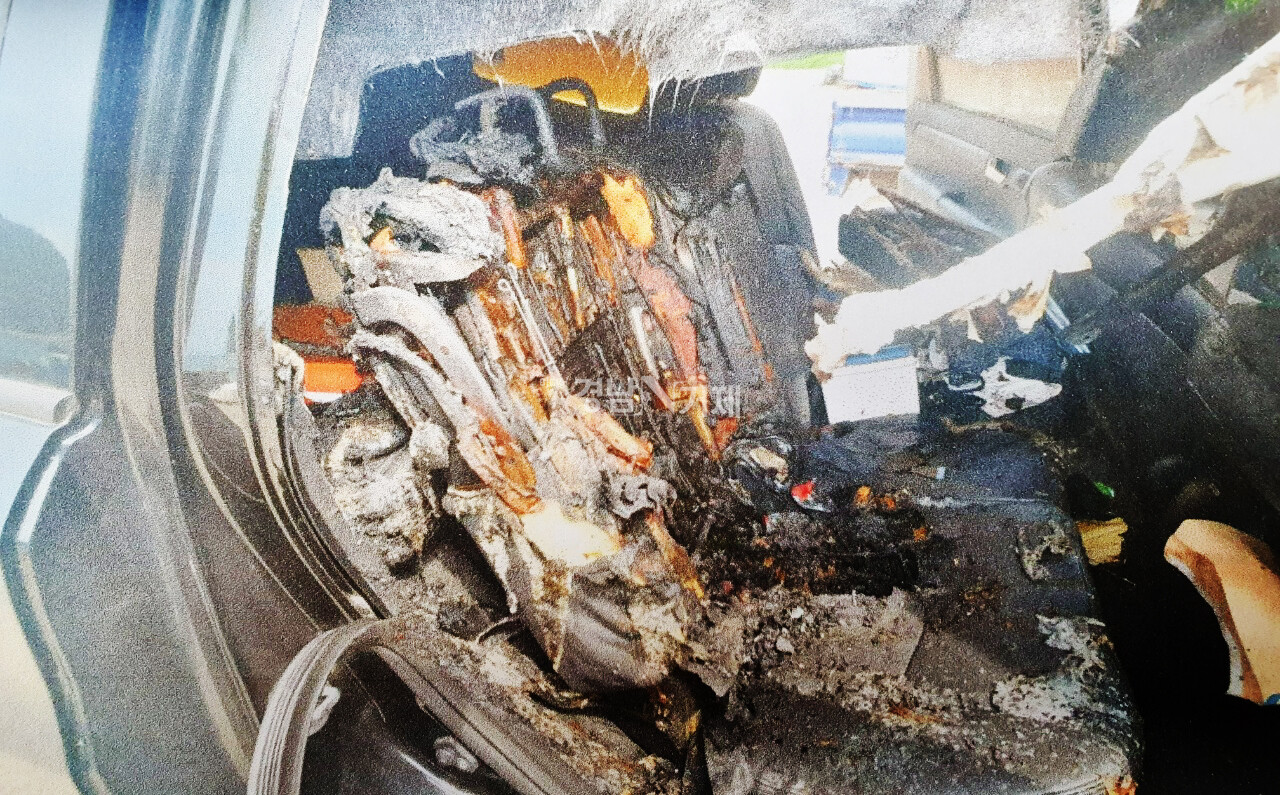 1일 오전 A씨가 불을 지른 차량 내부 모습.