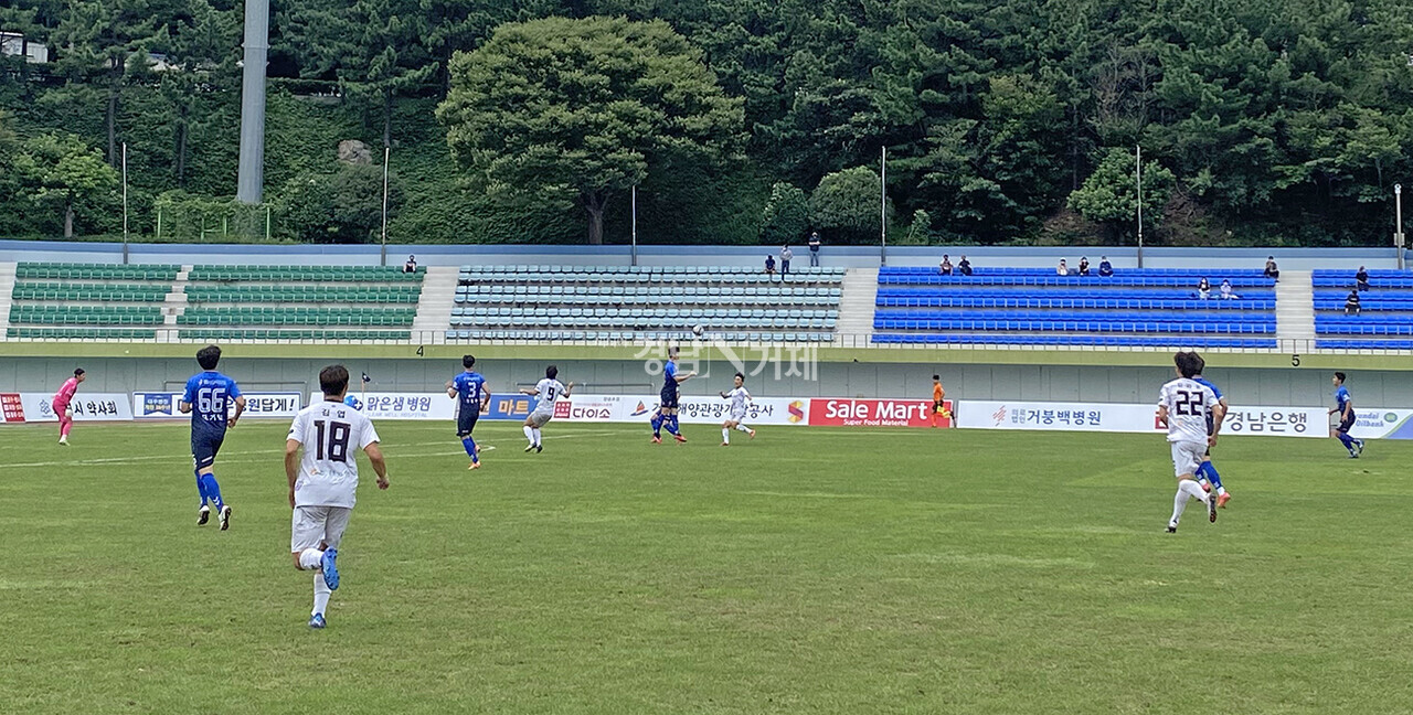 지난 4일 거제시민축구단과 춘천시민축구단의 2021 K4리그 22라운드 모습.