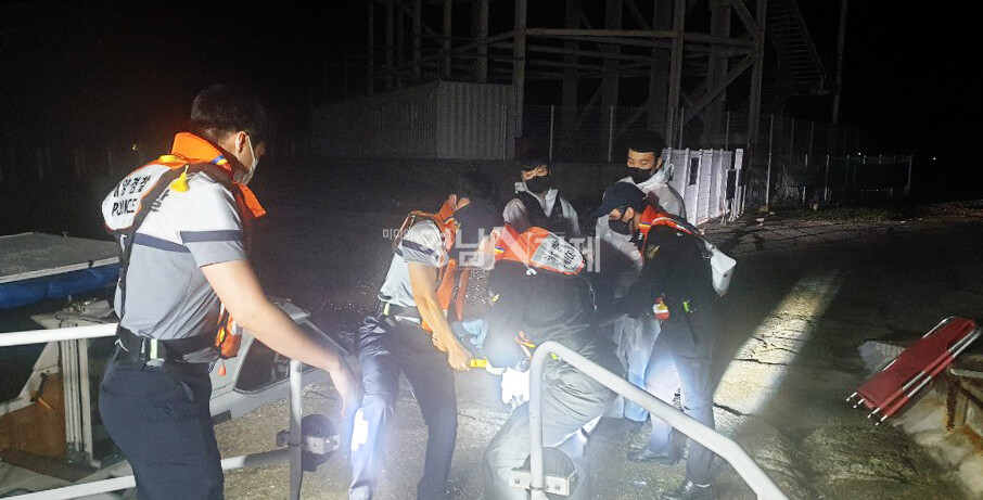 지난 18일 밤 11시30분께 창원해경이 소쿠리섬에서 요추통증을 호소하는 응급환자를 긴급 이송하고 있다.