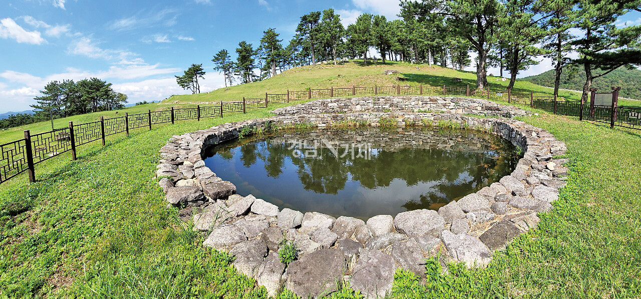 둔덕기성 집수지인 연지는 지름 16.2ｍ, 깊이 3.7ｍ에 달해 16만 6000ℓ의 물을 저장할 수 있는 대규모 집수시설로 신라시대부터 조선시대에 해당하는 유물 수백 점이 발굴됐다.