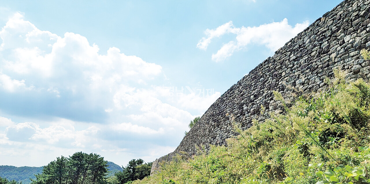 삼국시대부터 조선시대까지 거제도에 축조된 성곽은 20여 곳으로 추정되고 있지만 그많은 성곽 유적 중 국가에서 관리하는 곳은 사적 제590호 둔덕기성이 유일하다.