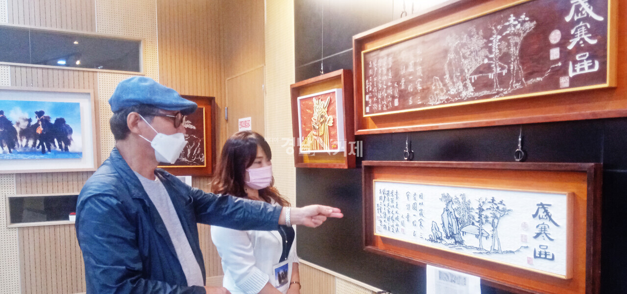 지난 4일부터 오는 16일까지 거제시청 도란도란 전시실에서 열리고 있는  ‘금산 김복률 서각&사진 작품전’.