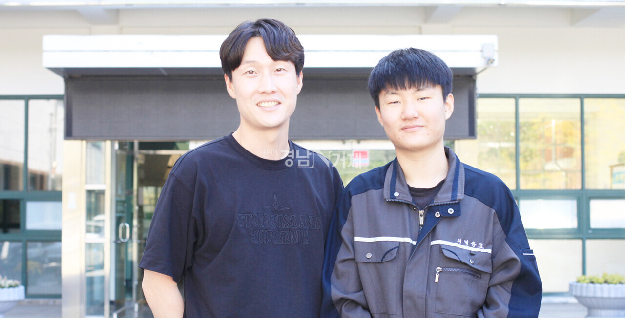 거제공고 배근식 지도교사(사진 왼쪽)와 오수현 학생.