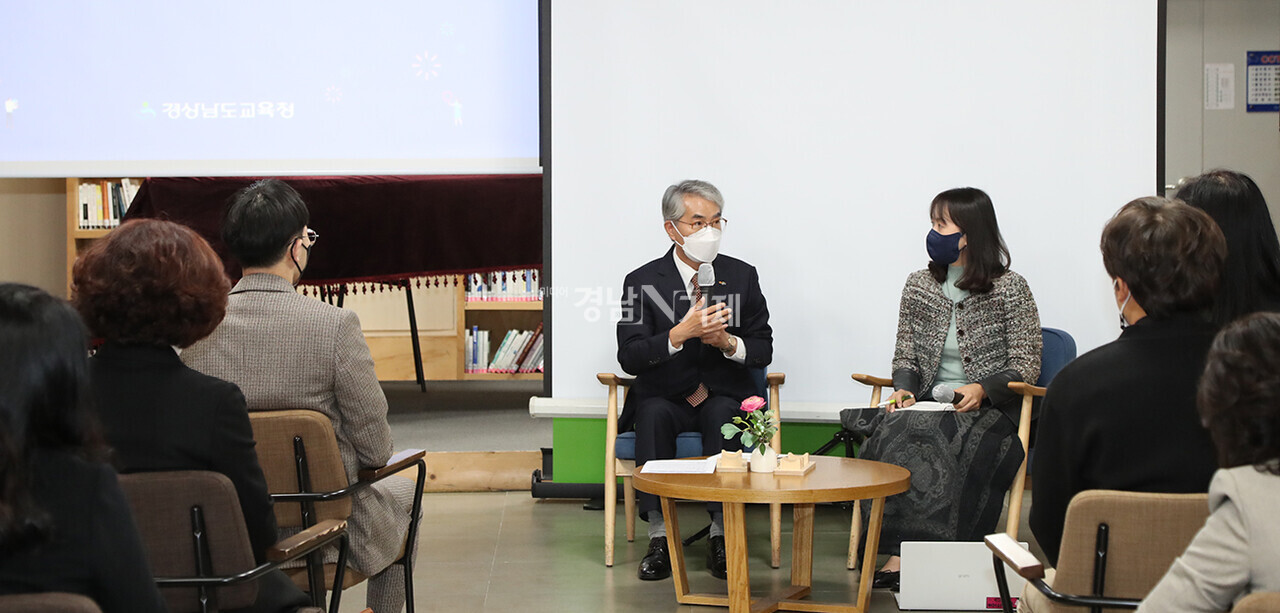 지난 20일 박종훈 도교육감이 '2021 수업나눔한마당'의 여느 마당에서 교원 10여명과 함께 과거 현재 미래수업에 대해 얘기를 나누고 있다.