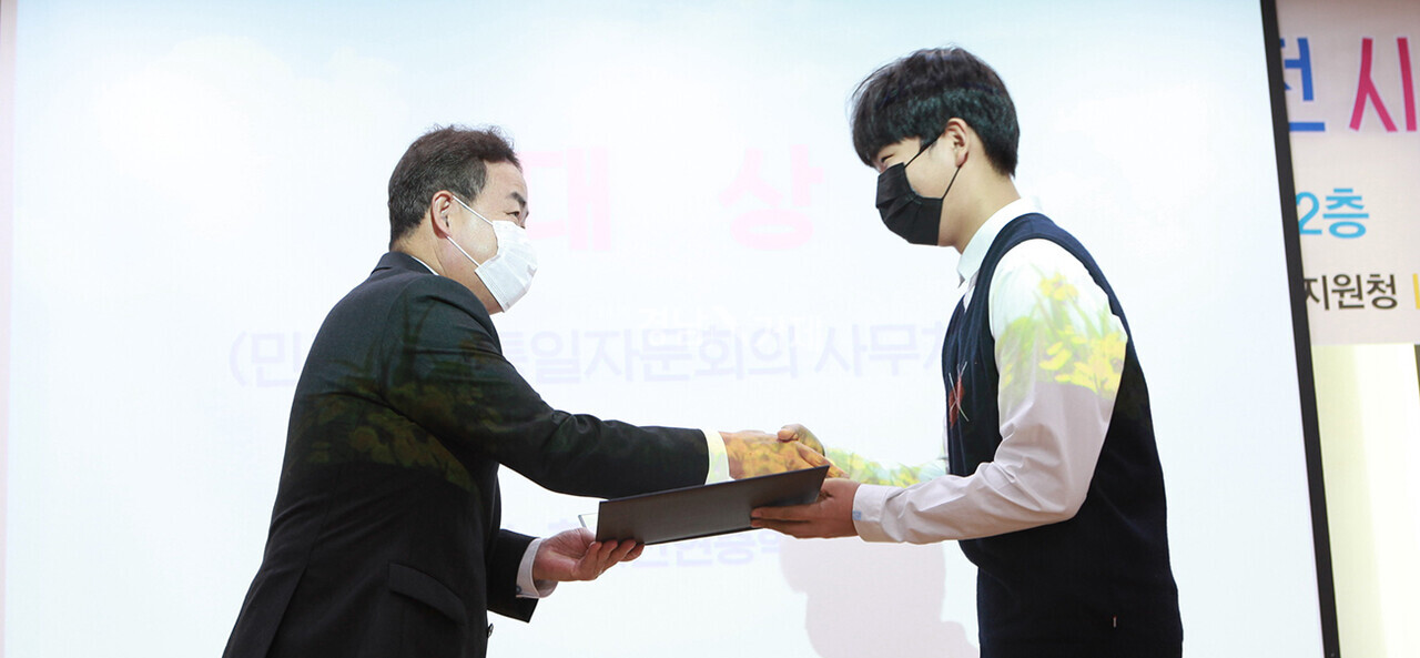 지난달 30일 열린 제20회 '흥남철수·거제평화문학상 공모전' 시상식에서 신현중학교 송승현 학생이 대상을 수상하고 있다.