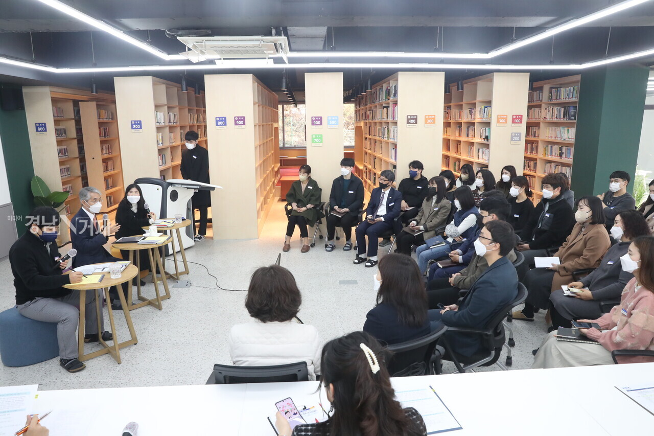 박종훈 경남도 교육감은 6일 연초고를 방문해  교직원들과 소통의 장을 마련하기도 했다. 