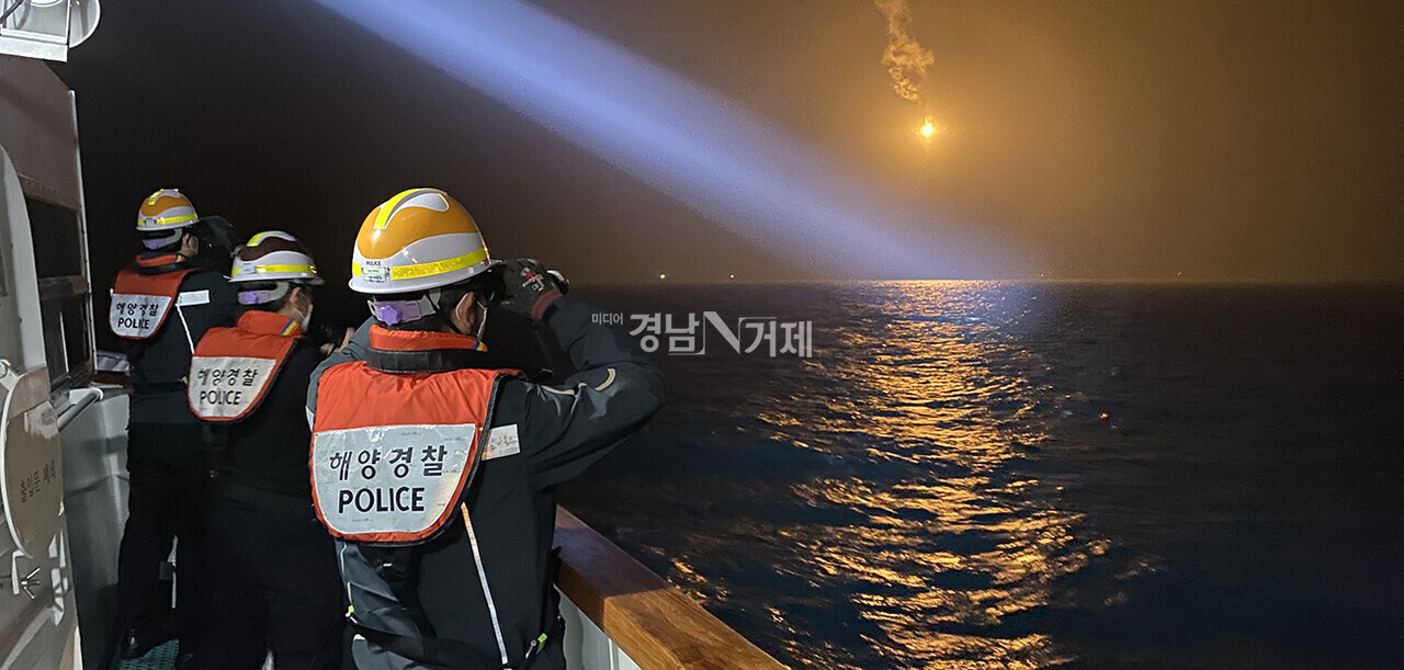 지난 25일 오후 3시23분께 침몰한 A호의 실종자 1명에 대해 통영해경이 야간 수색을 하고 있다.