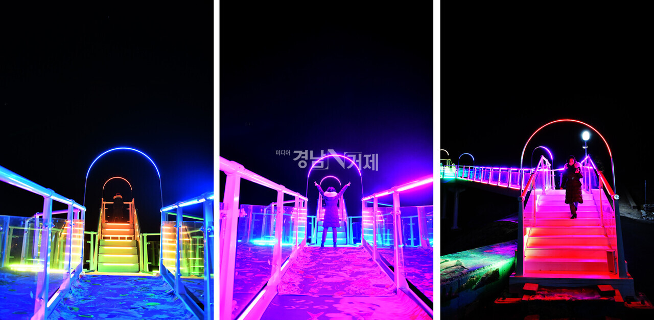 다양한 불빛들로 화려한 야경을 선물하는 해금강마을 옛 선착장 앞에 있는 LED테크길. 야경. 촬영 도움 및 모델 : 아나운서 이승주. / 사진= 류정남 사진작가.