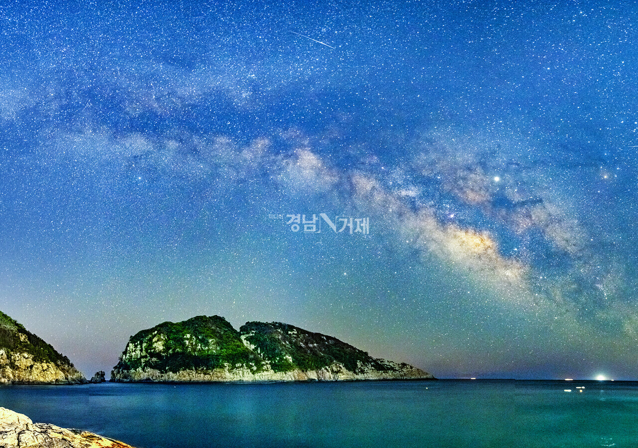 해금강마을에서 촬영한 거제해금강 밤하늘 은하수 모습. /사진= 류정남 사진작가.
