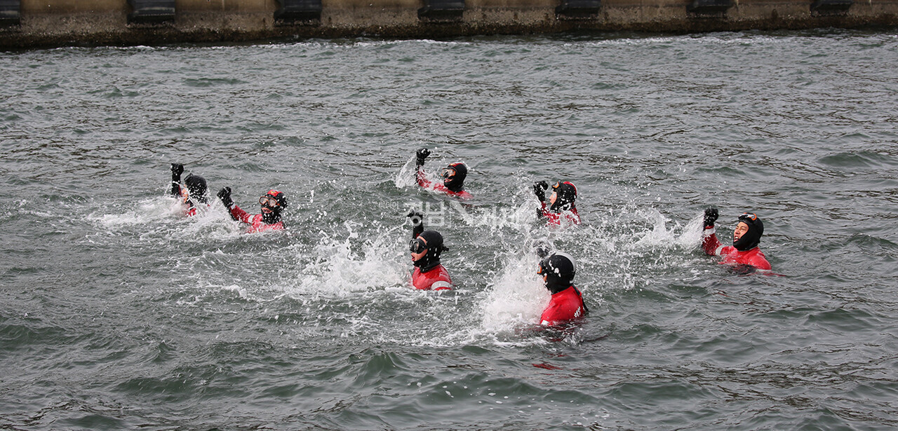 23일 창원해경이 해양경찰 전용부두에서 강인한 정신력과 체력을 위해 혹한기 훈련을 하고 있다. 사진= 창원해경