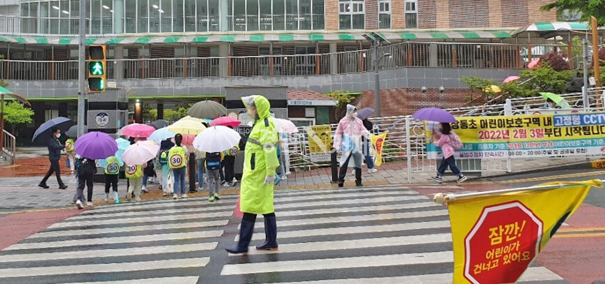 정수만 경남도의원 후보가 지역 내 초등학교 앞에서 교통봉사를 하고 있다. /사진= 정수만 예비후보 제공 