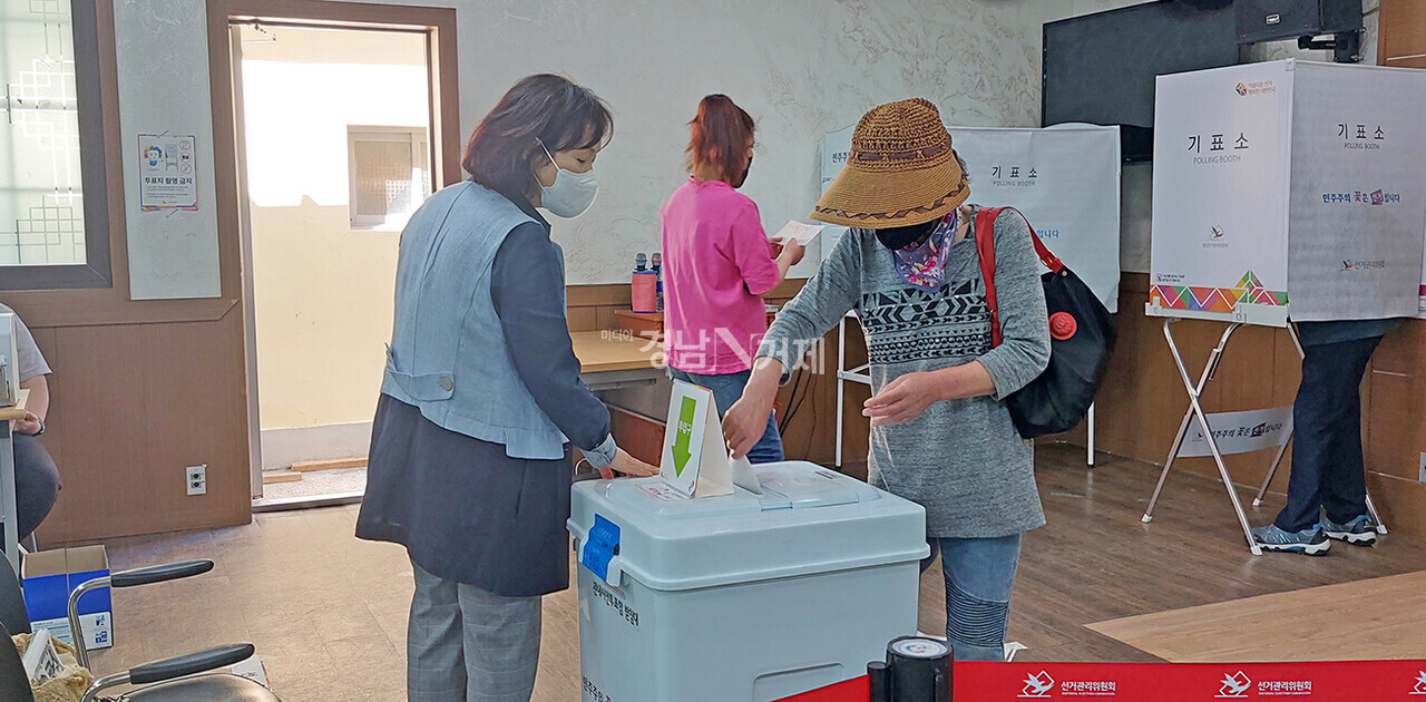 27일 오전 거제시 고현동사무소에 마련된 사전투표소에서 시민들이 투표를 하고 있다. /사진= 백승태 기자
