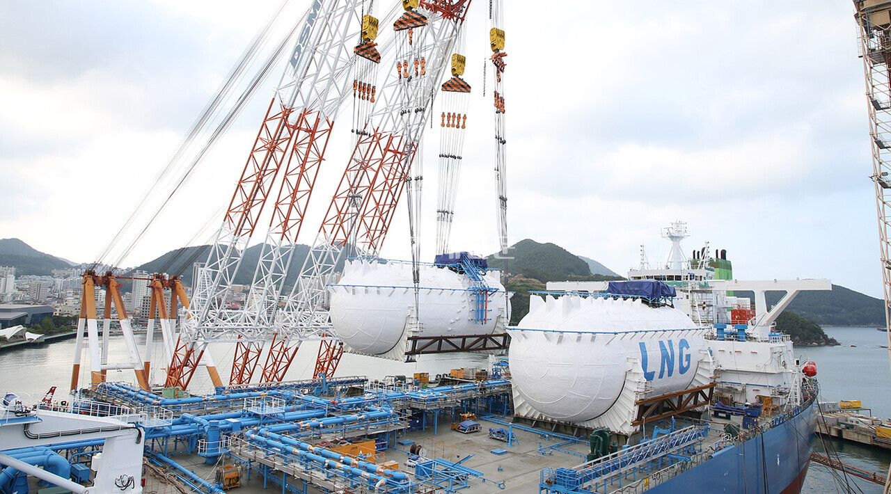 대우조선해양이 포스코와 10여년간의 연구개발 끝에 성공한 고망간강 소재 LNG연료탱크를 선박에 탑재하고 있다. /사진= 대우조선해양 제공