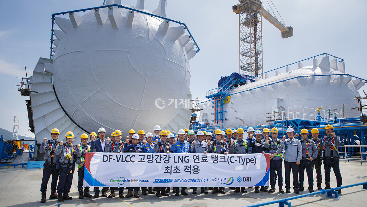 대우조선해양이 포스코와 10여년간의 연구개발 끝에 성공한 고망간강 소재 LNG연료탱크를 선박에 탑재하고 있다. /사진= 대우조선해양 제공